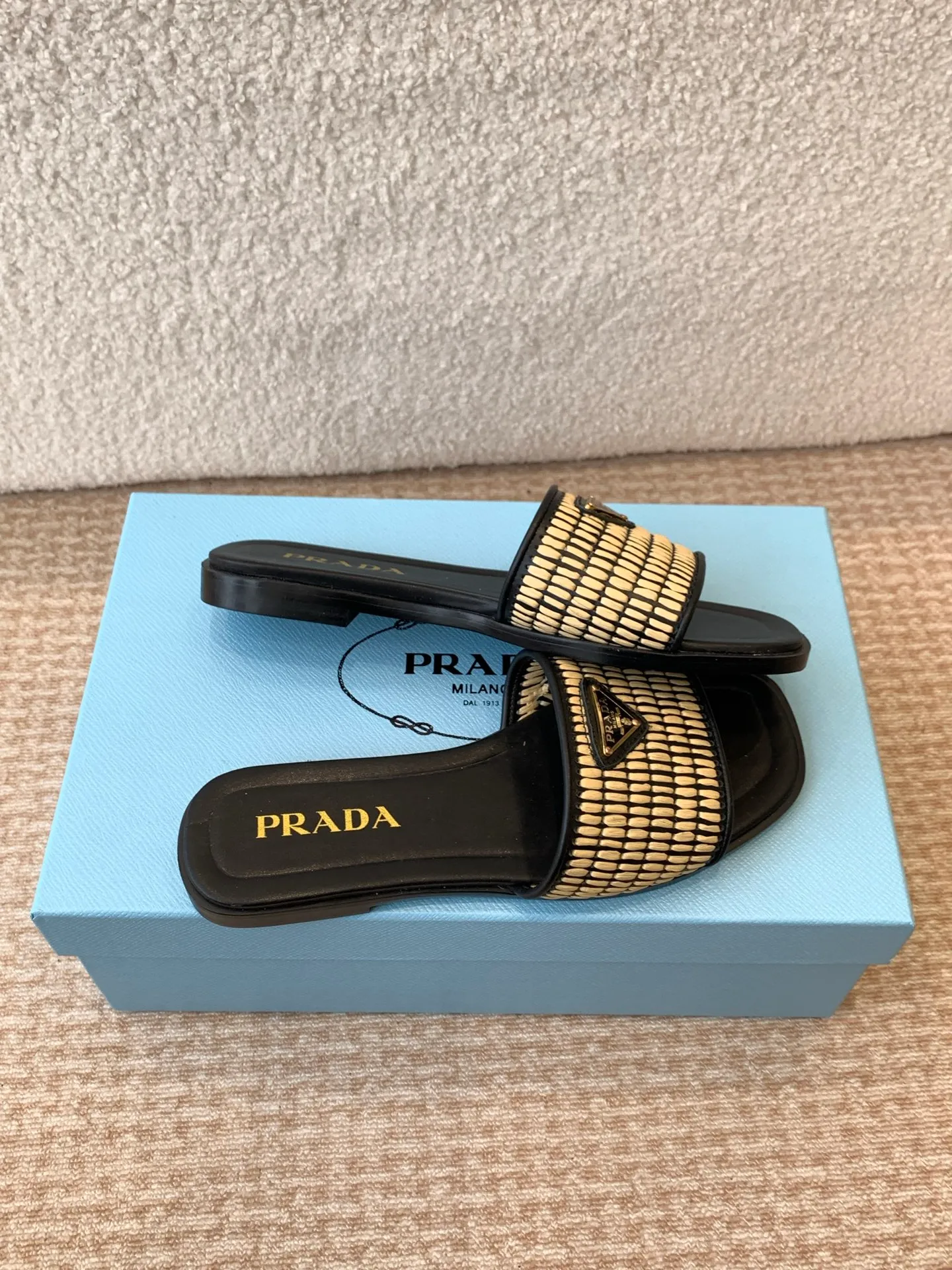 👟👟Ex-factory price 420👟👟 Prada 25ss new spring and summer Prada woven slippers Modern lines and original architectural volumes define these complex charms. The iconic geometric shape of the Prada triangle inspires the heel design, highlighting the taper and soft curves with a unique modern touch.  Upper: original woven upper, lining cowhide, outsole: Italian genuine leather outsole Size: #35-42 (40, 41, 42 customized, non-refundable)